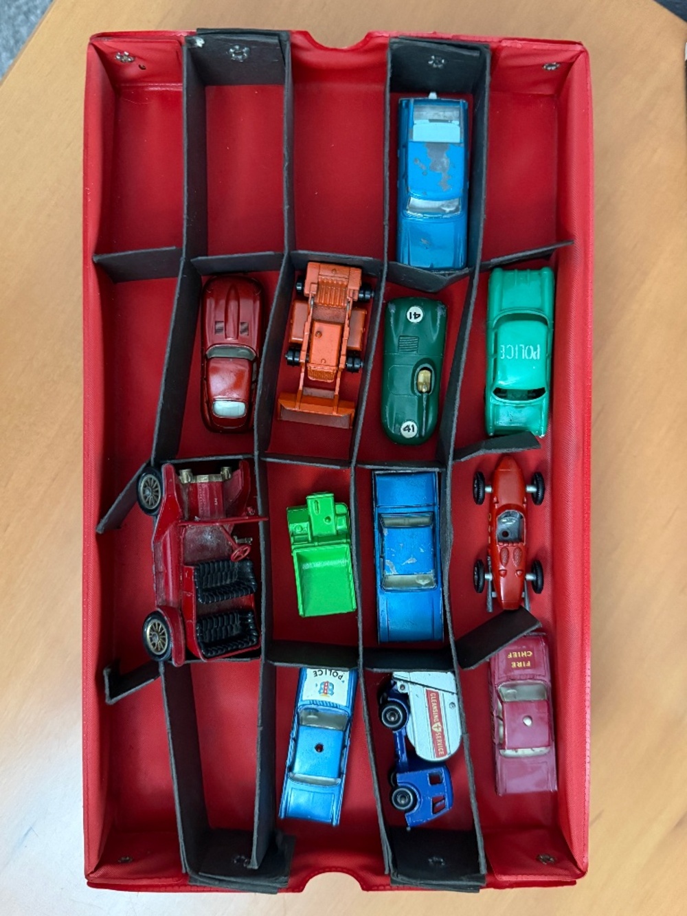 Vintage Mattel Miniature Car Carry Case w/ 31 Lesney Matchbox Cars - Picture 3 of 16